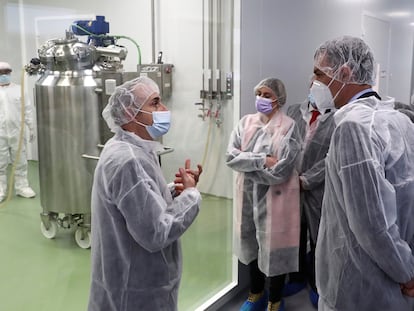 El presidente Pedro Sánchez visita la multinacional farmacéutica española HIPRA, en Amer (Girona), que investiga una vacuna contra la covid-19.