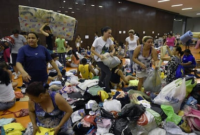 Moradores do distrito de Bento Rodrigues passaram a noite em um ginásio na cidade de Mariana, após 'mar' de lama invadir as ruas da cidade.