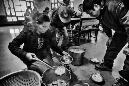 La hora de la comida es un momento del día muy importante en el centro. Una de las profesoras se encarga de servir la sopa con ayuda de algunos residentes del centro.