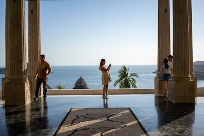 Visitantes en la entrada principal de El Partenón, en la bahía de Zihuatanejo, en el Estado de Guerrero.