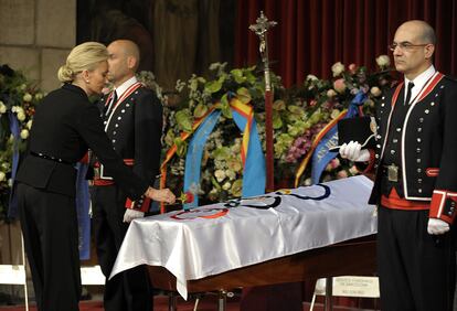 La hija de Juan Antonio Samaranch deposita una rosa sobre el féretro de su padre en la capilla ardiente instalada en el Palau de la Generalitat.