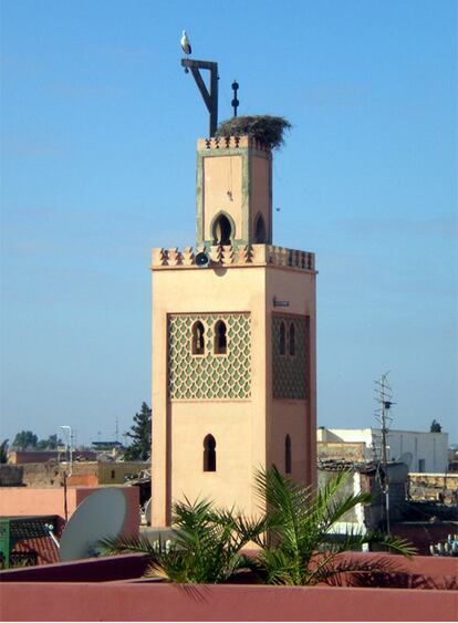 Una cigüeña y su nido en un minarete en la medina de Marrakech, desde el <i>riad</i> Al Mansoura.
