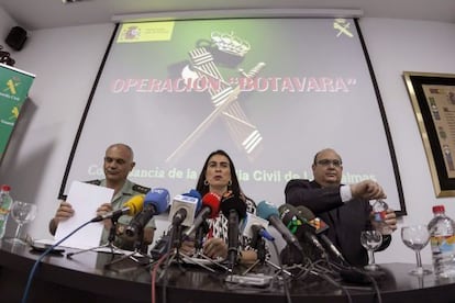 La delegada del Gobierno en Canarias, María del Carmen Hernández Bento (c), acompañada por el coronel jefe de la Comandancia de Las Palmas, Ricardo Arranz (i) y por el director general de la Administración del Estado en Fuerteventura, José Agustín Medina González (d), durante la rueda de prensa que han ofrecido hoy para informar sobre la "Operación Botavara".