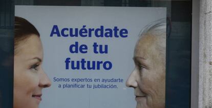 Publicidad de planes de pensiones en una sucursal bancaria.