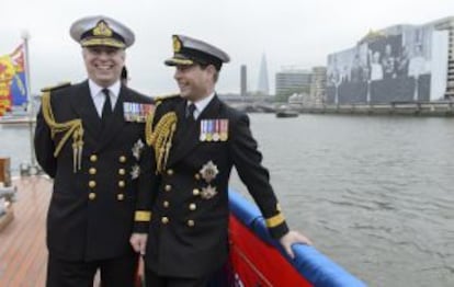 Los príncipes Andrés (izquierda) y Eduardo de Inglaterra, con uniformes de la Marina británica, en las celebraciones del jubileo de diamante de Isabel II.