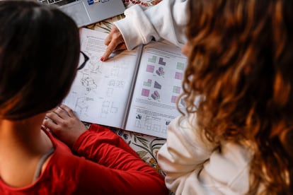 Una adolescente estudiante de 2º de la ESO estudia con su madre.