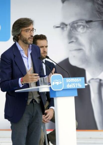 Oyarzábal (delante) y Sémper, durante la presentación en Bilbao de un avance del programa electoral del PP vasco.