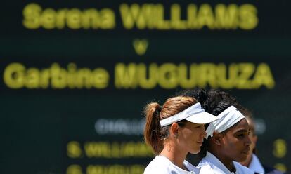 Las dos finalistas, antes de comenzar la final femenina del torneo de Wimbledon 2015.