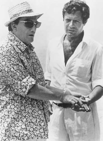 Imagen de Visconti con Marcello Mastroiani durante el rodaje de &#39;El extranjero&#39; en 1967.