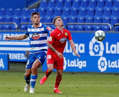 Montero pugna por un balón con Alberto durante el Deportivo-Fuenlabrada.