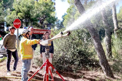 La alcaldesa de Valencia, María José Catalá, este martes durante la prueba de los cañones de agua que, sobre torres de seis metros de altura, prevendrán los incendios en la Devesa de El Saler.