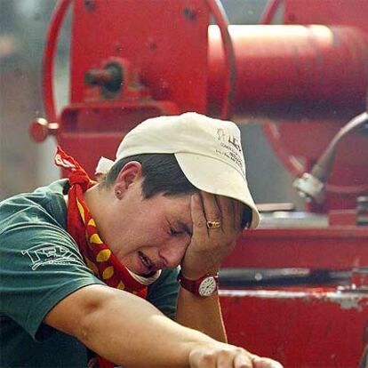 Una mujer del servicio de extinción llora en el incendio de Casar de Serra, en Abrantes