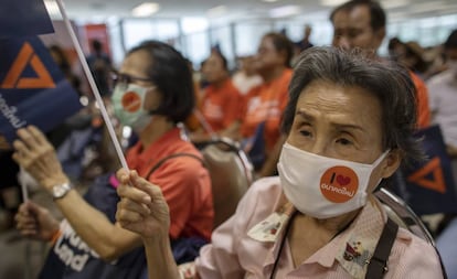 Simpatizantes del partido Anakot Mai (Nuevo Futuro) de Tailandia se reúnen para ver una transmisión televisiva del veredicto del Tribunal Constitucional, este viernes en Bangkok.