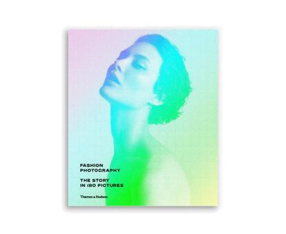 Este el regalo idela para los amantes de la moda. 'Fashion Photography' es un libro de la editorial Thame & Hudson en el que a través de 180 imágenes únicas se recoge la historia de la fotografía desde sus orígenes y hasta el día de hoy. (45 euros)