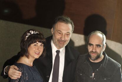 La directora del CDG, Blanca Cendán, el conselleiro de Cultura, Roberto Varela, y el actor Luis Tosar, en el Salón Teatro de Santiago.