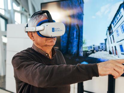 Adrián López, que tenía 17 años cuando se sumergió el pueblo, recorre este lunes el viejo Portomarín con las gafas de realidad virtual.