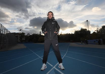 Fernando Carro, en la pista de atletismo del club Suanzes de San Blas.