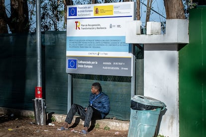 Un inmigrante, el jueves en el exterior del recurso de Las Raíces, en La Laguna. 