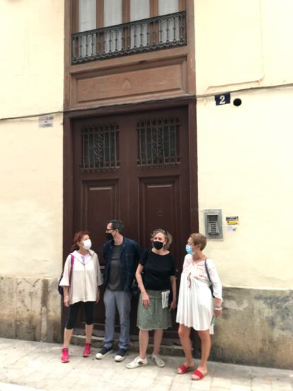 Vecinos de la calle Sogueros de Valencia, en el portal del edificio.