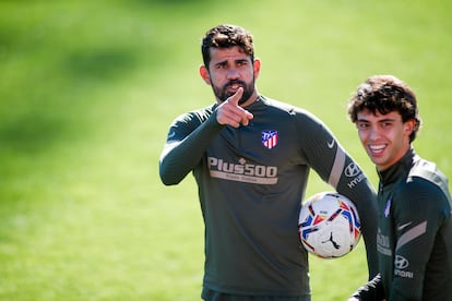 Diego Costa y João Félix durante el último entrenamiento del Atlético previo al partido con el Barcelona de este sábado en Madrid.