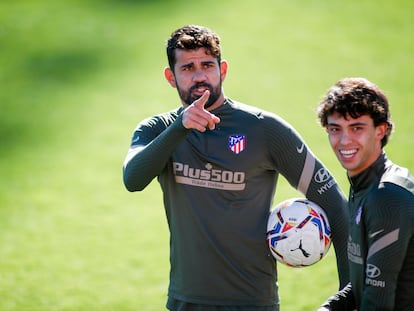 Diego Costa y João Félix durante el último entrenamiento del Atlético previo al partido con el Barcelona de este sábado en Madrid.