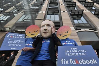 Una persona protesta frente a Portcullis House en Westminster, Londres, como protesta por la comparecencia de Mike Schroepfer, CTO Facebook, ante el Parlamento.