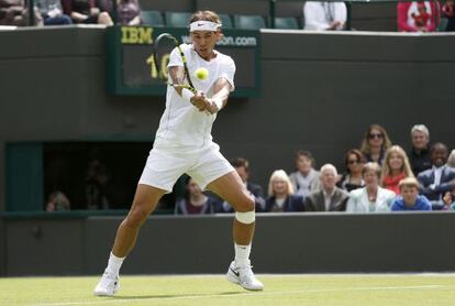 Nadal devuelve una bola ante Darcis.