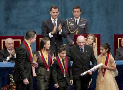 El fundador del Sistema Nacional de Orquestas Juveniles e Infantiles de Venezuela, José Antonio Abreu, tras recoger su premio de manos del príncipe Felipe.