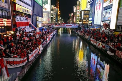 Hinchas del River Plate se manifiestan el pasado martes en el canal Dotonbori del centro de Osaka para alentar a sus jugadores.