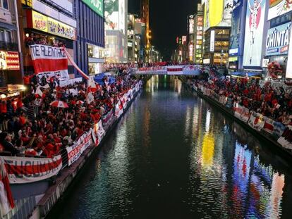 Hinchas del River Plate se manifiestan el pasado martes en el canal Dotonbori del centro de Osaka para alentar a sus jugadores.