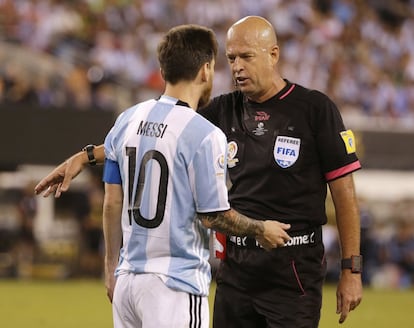 Messi y el árbitro Heber Lopez.