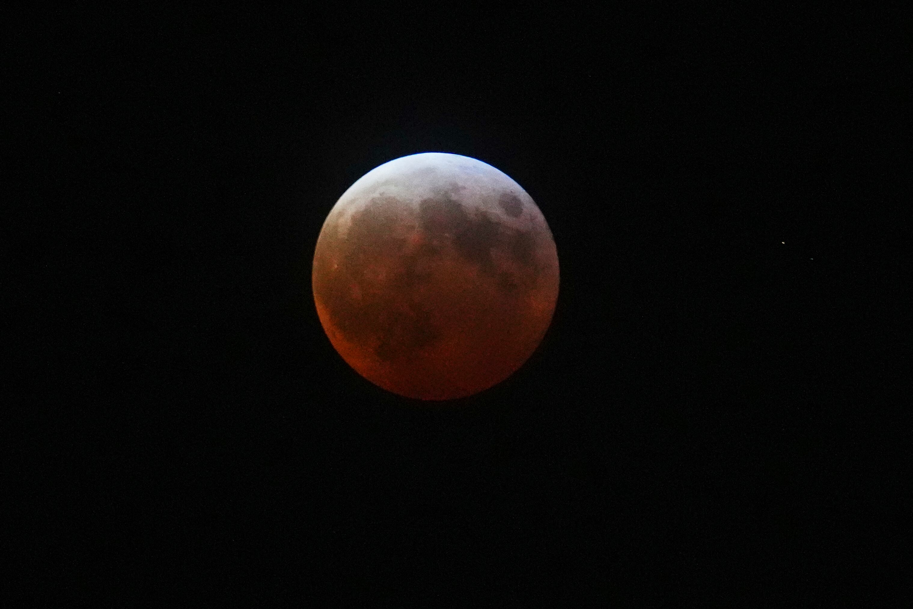 El eclipse lunar total de marzo, la luna roja en imágenes