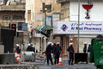 Policías antidisturbios de Bahréin patrullan las calles de Jidhafs, a las afueras de Manama.
