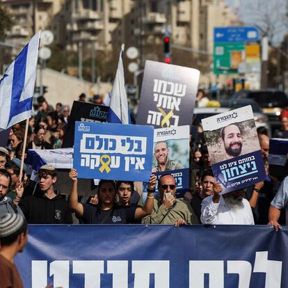 People protest a ceasefire deal that they think may weaken Israel's future security, in Jerusalem, January 16, 2025. REUTERS/Ronen Zvulun