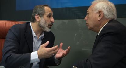 El expresidente de la Coalición, Moaz al Jatib, habla con el ministro de Exteriores español, José Manuel Garcia-Margallo.
