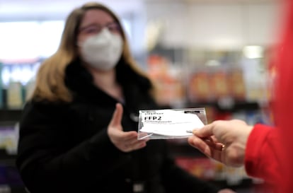 Una mujer adquiere una mascarilla FFP2 en Dortmund este viernes.