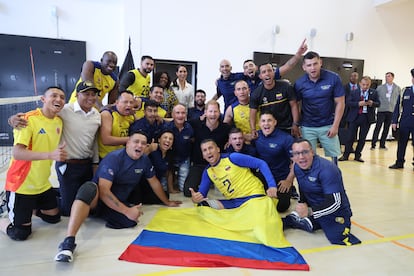 Los Sussex, junto con la vicepresidenta Francia Márquez y su pareja, Rafael Yerney Pinillo, también estuvieron presentes en un partido de voleibol sentado. Pinillo y el duque finalmente participaron en el juego, mientras la vicepresidenta y la duquesa animaban desde la banda.