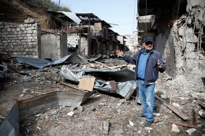 Un hombre muestra el edificio donde vivía en Stepanakert, destruido por artillería de Azerbaiyán, este sábado en Nagorno Karabaj.