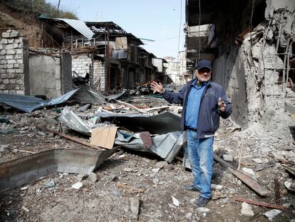 Un hombre muestra el patio de su edificio, destruido por los bombardeos de artillería de Azerbaiyán, a principios de octubre.