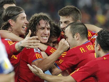 Puyol celebra con Ramos, Piqué, Iniesta y Xavi su gol a Alemania en las semifinales de la Copa del Mundo.