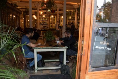 Jóvenes con ordenadores en Café del Art, en el centro de Madrid.