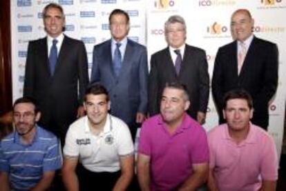 Los cuatro chutadores de BBVA: agachados de izda. a dcha., José Antonio Tenreiro, ingeniero agrónomo de Pontedeume (A Coruña); Fernando López, agricultor de San Isidro de Níjar (Almería); Juan Carlos Chacón, vendedor autónomo de Motril (Granada), y Antonio Díaz, trabajador del Ayuntamiento de Fuengirola. En la fila de arriba, de izda. a dcha.: Juan Asúa, director de BBVA España y Portugal; Manuel Vega Arango, presidente del Sporting de Gijón; Enrique Cerezo, presidente del Atlético de Madrid, y José María Ayala, presidente del ICO.