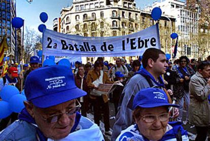 Los manifestantes portaban miles de pancartas, carteles y adhesivos contra el Plan Hidrológico y el trasvase del Ebro.