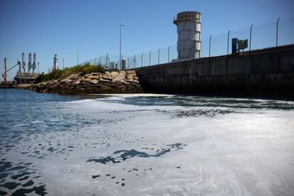 Vertidos en la ría de Ferrol junto a las instalaciones de la planta de gas de Reganosa.