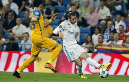 Bale, en un jugada durante el Real Madrid-APOEL. 