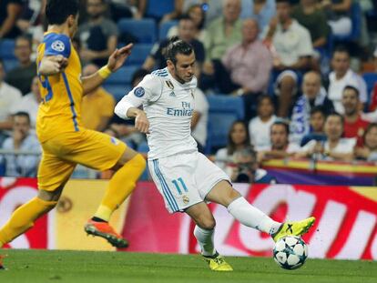 Bale, en un jugada durante el Real Madrid-APOEL. 