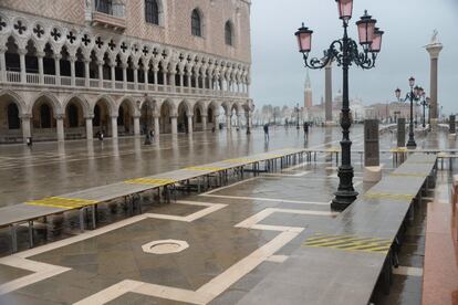 Vista de las pasarelas para el tránsito de peatones para proteger la Piazza San Marco, en Venecia. En las barreras del Lido-San Nicolo se registró ayer un nivel de agua de 135 centímetros, en el Adriático 105 centímetros y en la laguna 65 centímetros.