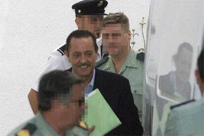 El ex alcalde de Marbella Julián Muñoz, a la salida del juzgado tras declarar.