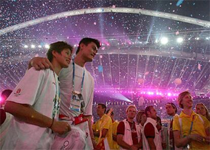 Los protagonistas de los últimos 15 días, los deportistas, han ocupado la parte central del estadio para recibir el reconocimiento del público y participar lo más cerca posible de la fiesta.