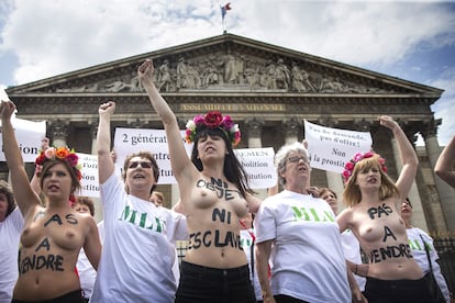 Varias activistas del grupo feminista Femen se manifiestan, sin camiseta con las palabras "Ni objeto, ni esclava" y "No está en venta" escritas en el pecho, junto con otras activistas de la organización MLF, en contra de la prostitución en frente de la Asamblea Nacional francesa en la que se está votando actualmente una proposición de ley para regular la prostitución en París (Francia).